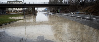 Vattenläcka i Stenkulla orsakar trafikstopp: "Får se vad som händer med vägen när vi fått av vattnet"