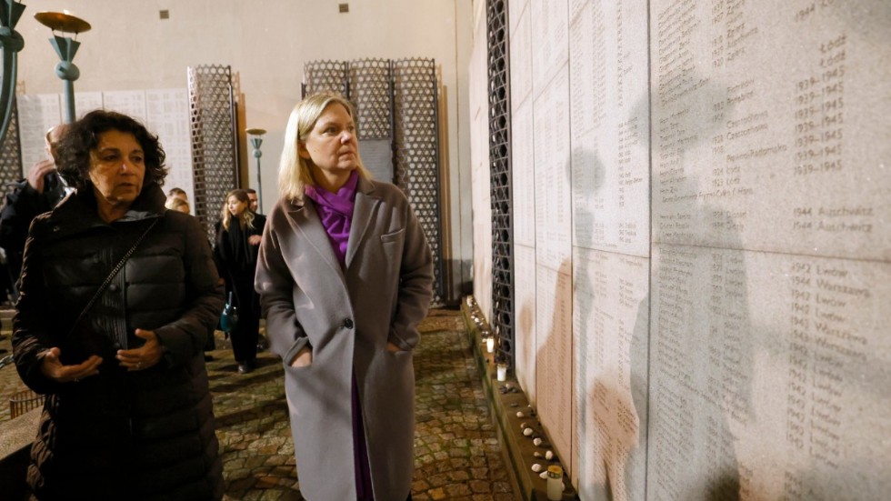 Lena Posner Körösi, ordförande i Judiska församlingen, och statsminister Magdalena Andersson vid minnesmuren för Förintelsens offer utanför synagogan i Stockholm.