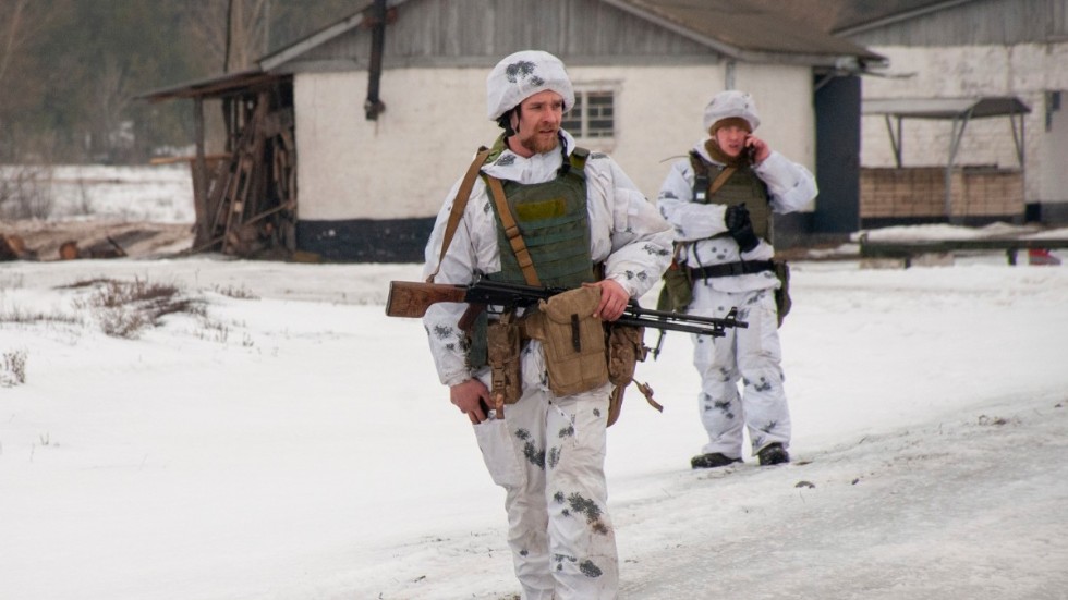 Ukrainska soldater övar nära staden Charkiv under torsdagen.