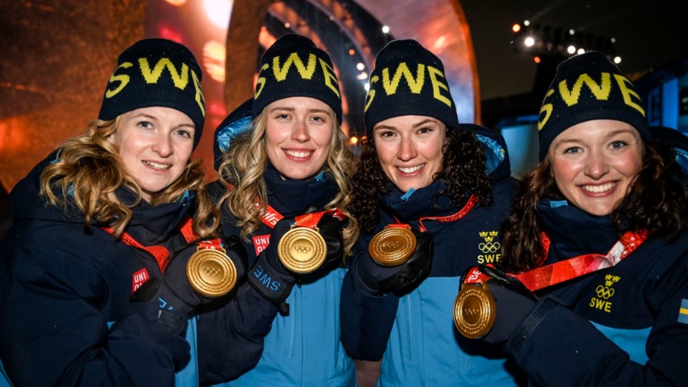 Guldmedaljörerna Mona Brorsson, Elvira Öberg, Hanna Öberg och Linn Persson efter medaljceremonin i Zhangjiakou.