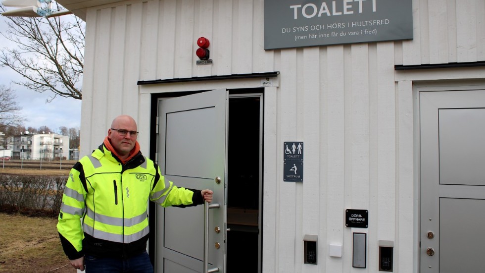 Mikael Nilsson, driftchef på ÖSK, vid den nya offentliga toaletten i Köpingsparken. Toaletten är handikappanpassad och har även skötbord.