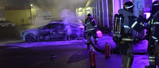 Personbil helt övertänd – polisen misstänker att någon satt eld på den