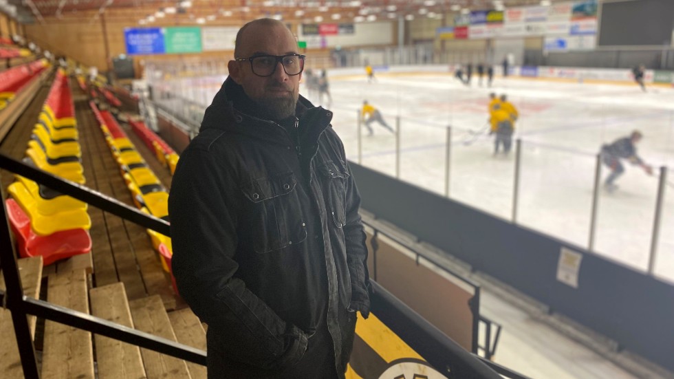 VH:s klubbchef Morgan Persson räknar med att man kan ta in 300 åskådare i ishallen i hemmamatchen mot Väsby på tisdagen.