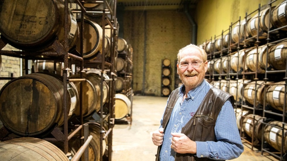 I de hundratals ekfaten i Roma lagras just nu 125 000 liter råsprit, som kan blandas till whisky. "Lagren börjar bli så pass bra, så stora och så gamla att vi vill göra den här satsningen", säger Anders Stumle.
