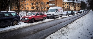 Bilar står huller om buller på Enköping station