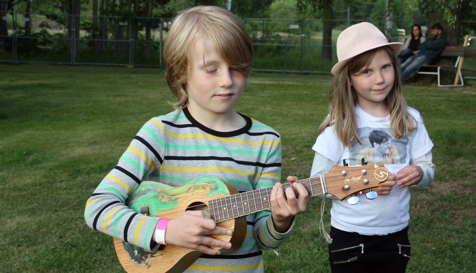 Leonard med sin ukulele. Tuva lyssnar i bakgrunden. Foto: Theodor Nordenskjöld