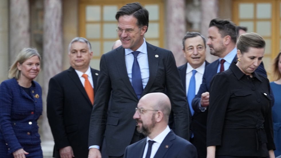 Nederländernas Mark Rutte (i mitten) vid ett EU-toppmöte i Versailles 2022. Rutte är den premiärminister i EU som just nu suttit näst längst på sin post – slagen bara av Ungerns Viktor Orbán (i orange slips). Arkivfoto.