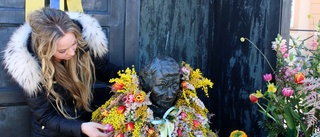 Idag smyckas statyer över hela landet – därför har Astrid Lindgren en blommig väst • Klara Kågefors: "Vi måste visa vårt stöd" 