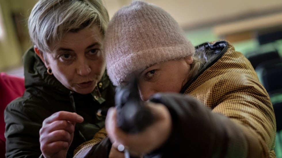 Civila ukrainare utanför Lviv tränar på vapen landet fått från utlandet.