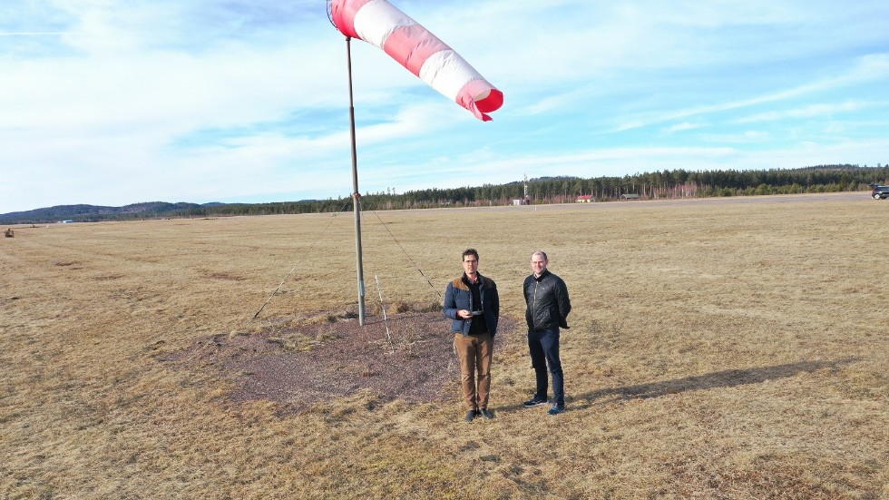 Alights projektledare Eric van Alphen och Markus Norden från Neoen visar upp var solcellsparken ska byggas.


