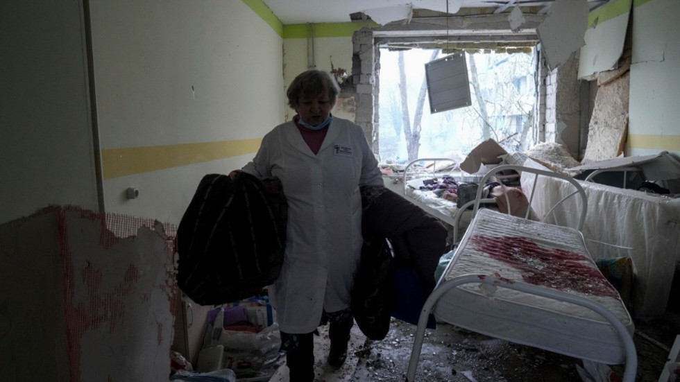 En vårdarbetare som uppges befinna sig inne i det barnsjukhus som enligt den ukrainska sidan utsattes för ett flygangrepp i den hårt drabbade staden Mariupol på onsdagen.