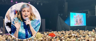 Publiksuccé för Pernilla Wahlgren i Eskilstuna: "Skratten sköljer i varma vågor"