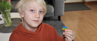 Hugo, 9, pärlar för Ukraina – målet är 10 000 kronor • "Ville göra något när jag såg alla sönderbombade hus"