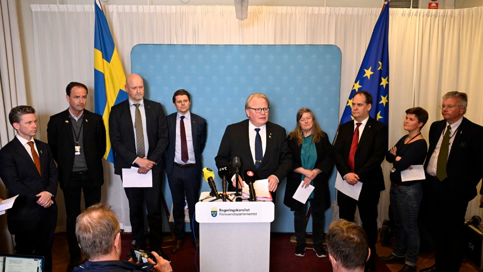 Försvarsminister Peter Hultqvist (S) presenterar regeringens och riksdagspartiernas försvarsuppgörelse..