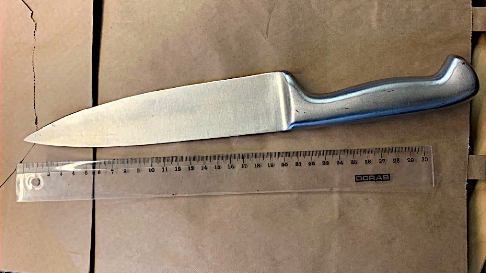 Den misstänkte rånaren uppges ha använt en kökskniv han hittat i parets kök, för att hota dem att ge honom antingen knark eller värdesaker. 