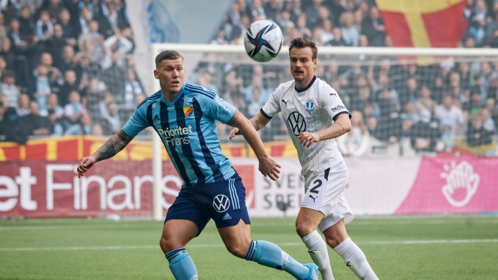 Djurgårdens nyförvärv Victor Edvardsen har svarat för två mål i svenska cupen för sin nya klubb, men åkte ut mot Malmö FF och Eric Larsson (till höger) i semifinalen (0–1). Arkivbild.