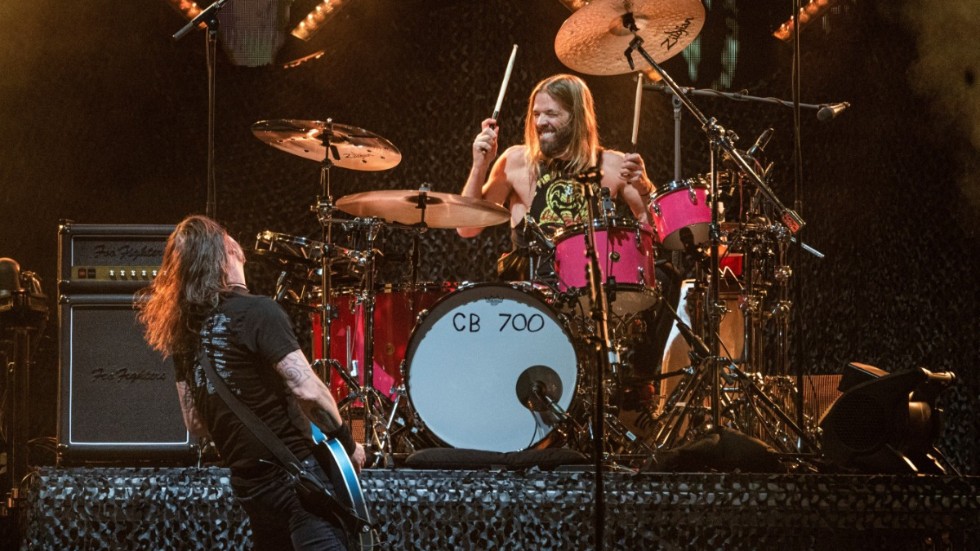 Dave Grohl och Taylor Hawkins tillsammans på scen i USA den 26 februari i år. Trummisen avled under bandets turné i fredags kväll.