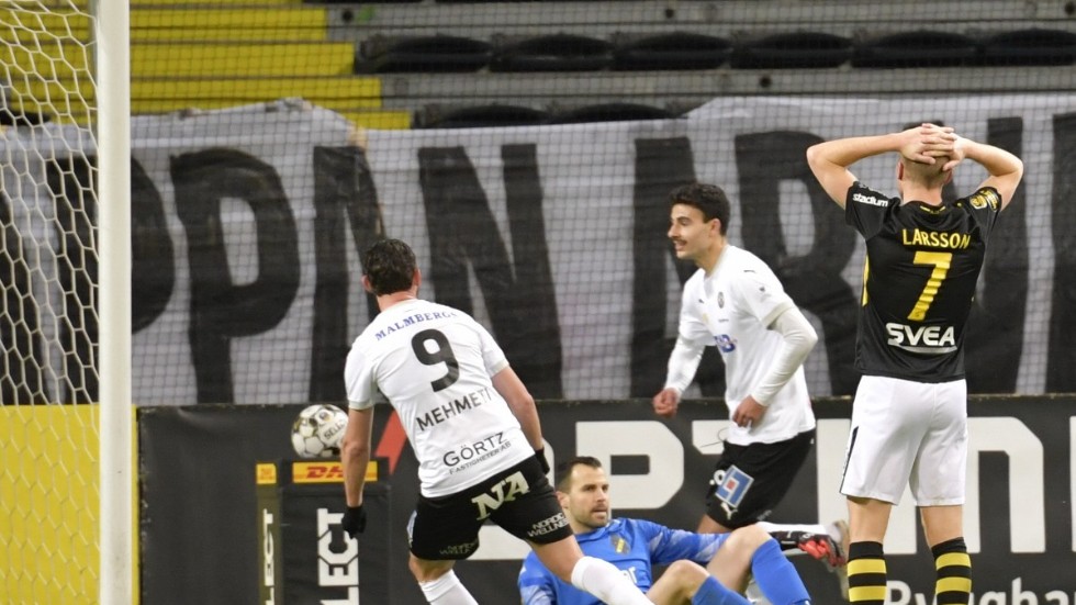 Örebros Deniz Hümmet, i mitten, jublar efter 2–0-målet mot AIK.