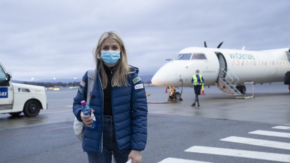 Therese Johaug på Gardermoens flygplats inför avresan till Finland.