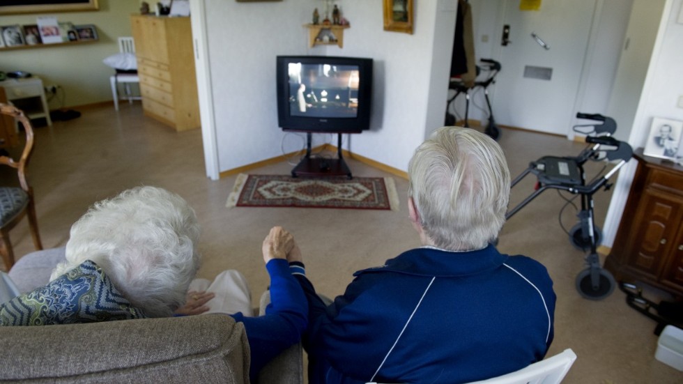 Tv:n är viktig för många äldre, kanske särskilt för dem som har det knapert, menar Kristdemokraterna i Eskilstuna.