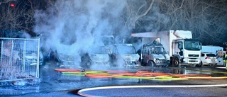 Fem lastbilar totalförstörda i misstänkt mordbrand