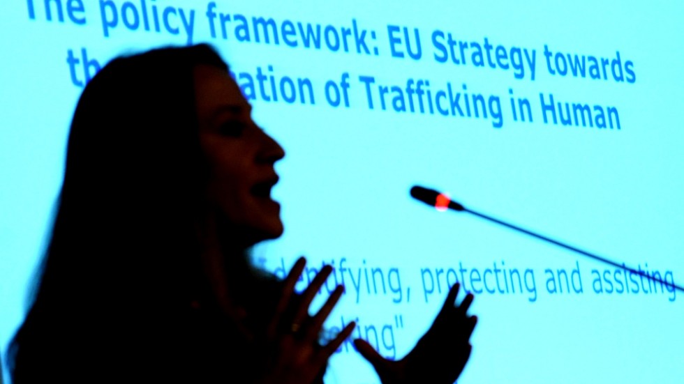 EU-kommissionen måste presentera en ny heltäckande strategi mot människohandel, skriver artikleförfattarna.