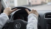 Lät körkortslös köra på central gata – döms till böter