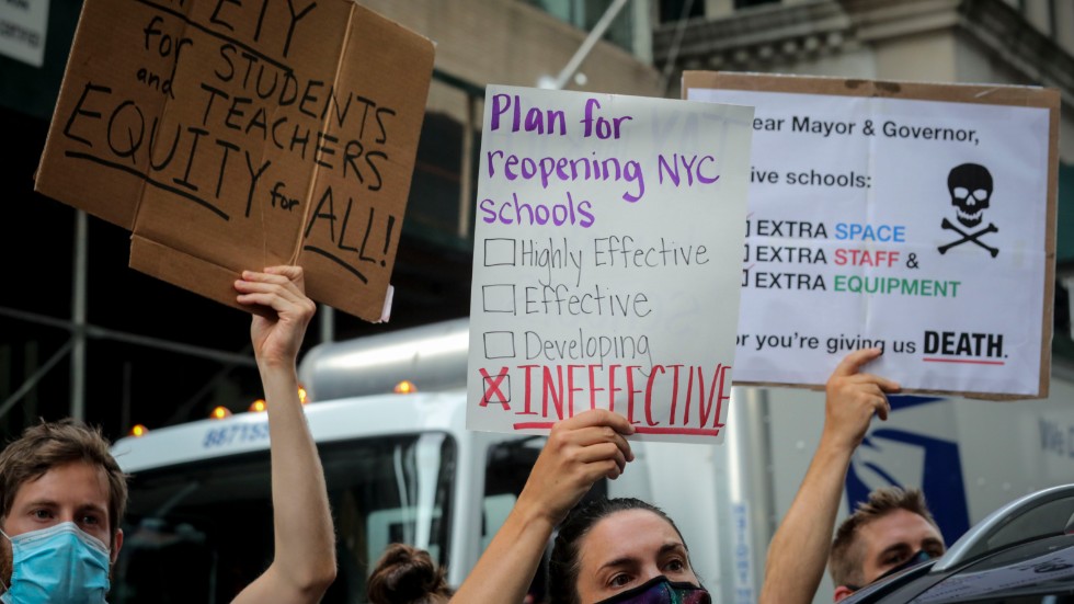 Föräldrar, lärare och elever protesterar i New York. De vill inte att skolorna ska öppna för undervisning på plats igen.