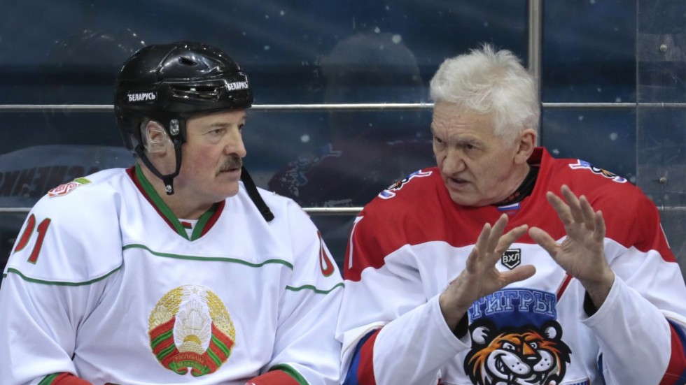 Belarus president Aleksandr Lukasjenko (till vänster) är ett stort hockeyfan. Arkivbild.