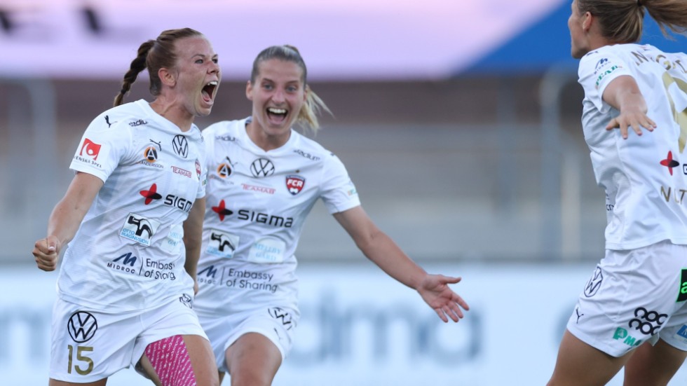 Rosengårds Jessica Samuelsson (till vänster) jublar tillsammans med Jelena Cankovic och Anna Anvegård efter att hon satt 2–0 hemma mot Göteborg. Rosengård vann seriefinalen och tog därmed över förstaplatsen tack vare bättre målskillnad.