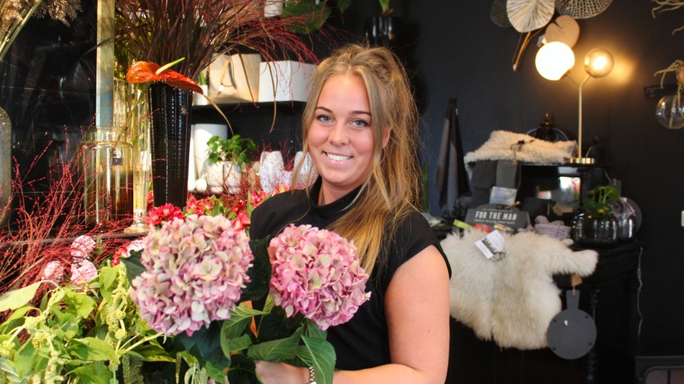 Klara Kågefors hoppas på bröllop som blir av till hösten så att hon kan leverera blomsterarrangemang.