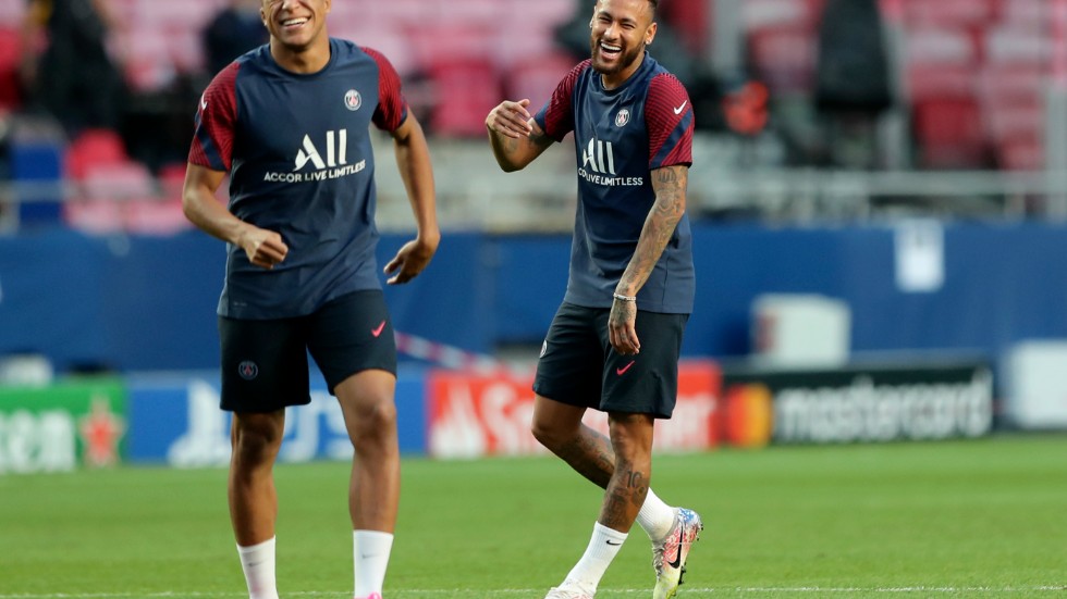 PSG:s stjärnduo Kylian Mbappé och Neymar dagen före Champions League-finalen i Lissabon.