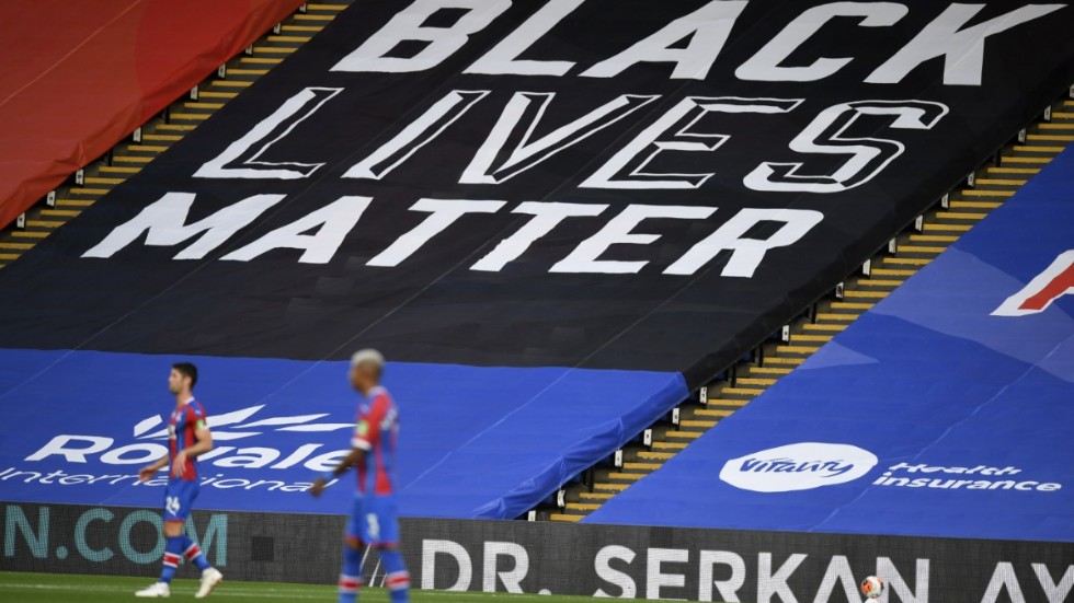 En Black lives matter-banderoll täcker läktaren i Selhurst Park under Premier League-matchen mellan Crystal Palace och Burnley. Bilden är från den 29 juni.