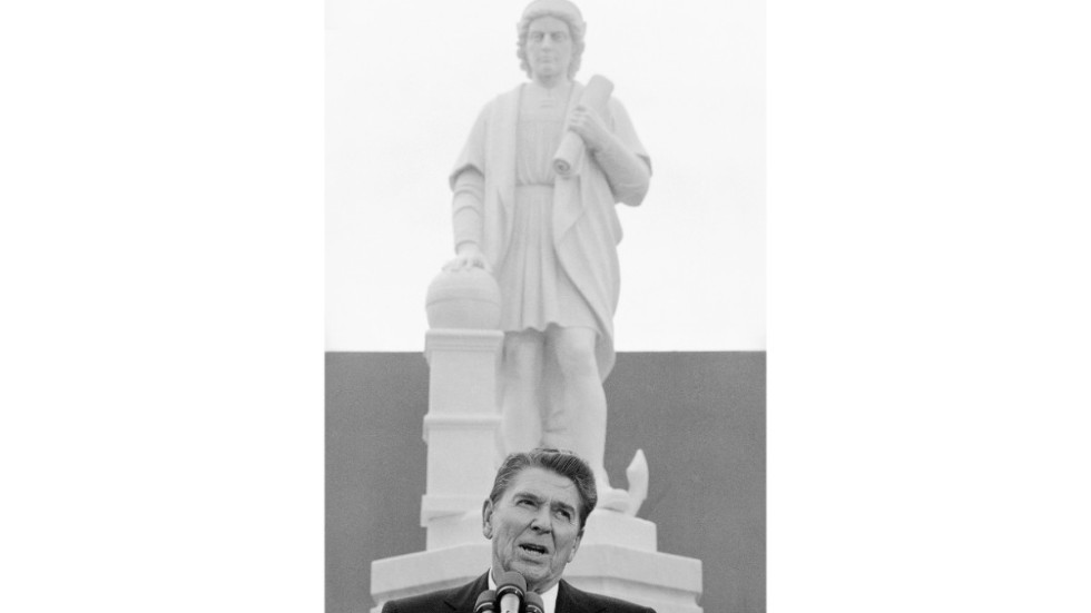 Den nu rivna statyn i Baltimore, då president Reagan invigde den i oktober 1984.