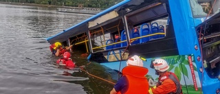 Skolelever döda när buss körde ned i sjö