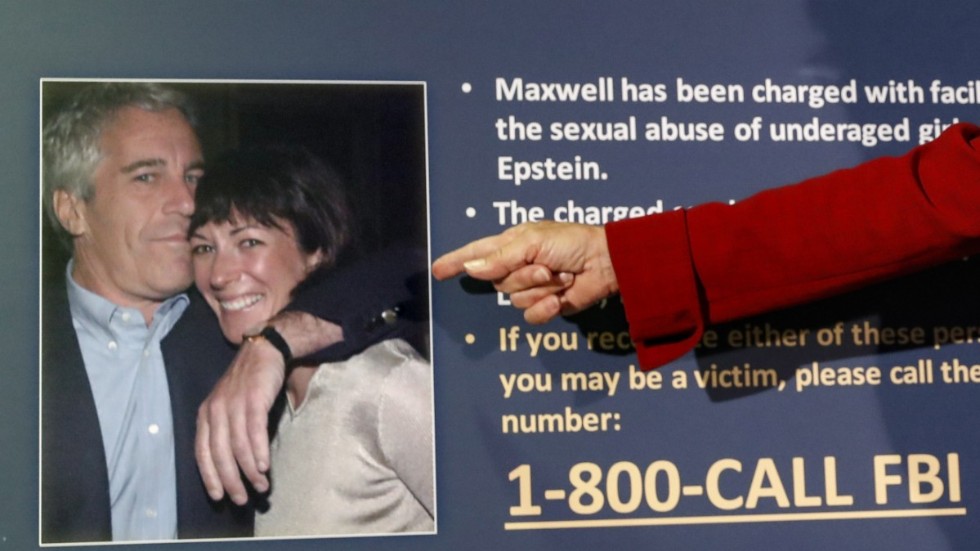 Åklagaren visar en äldre bild på Ghislaine Maxwell och Jeffrey Epstein i förra veckan i samband med att åtalspunkterna mot Maxwell presenterades. Arkivbild.