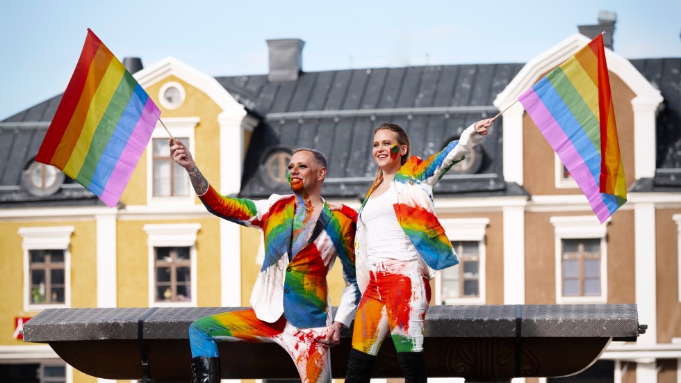 Björkforsbördiga Elin Saanum är nära vän med Linköping prides projektledare Fredrik Bromander - därav har hon skrivit regnbågsveckans officiella låt.