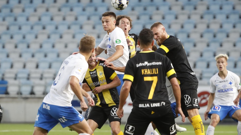 IFK Norrköpings Rasmus Lauritsen nickar på en hörna mot Hammarby på Östgötaporten i Norrköping.