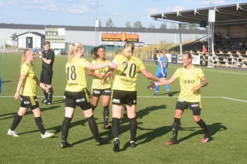 Nytt målkalas. VIF vann med 5-0 hemma mot Sväringe. Nathalie Johansson gratuleras efter ett av sina tre mål. 