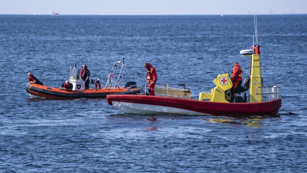 Räddningstjänsten och Sjöräddningen söker i havet utanför Scaniabadet i Malmö efter ett larm om en befarad drunkning i högsommarvärmen i slutet på juni 2020.