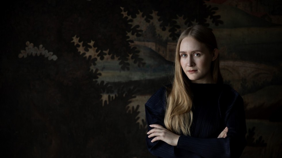 Hanna Johansson är född 1991 i Djursholm. Hon är skribent och kritiker. "Antiken" är hennes första bok.