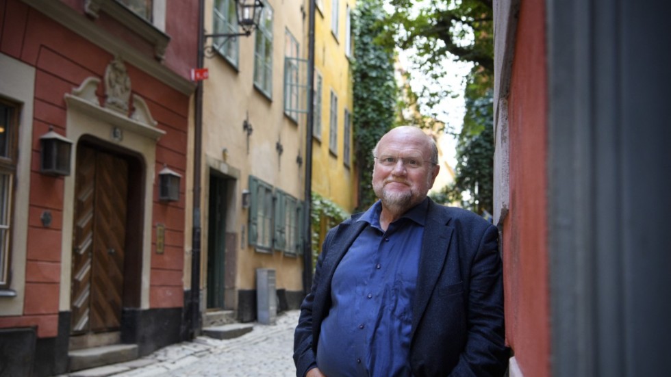 I dag ligger Ola Larsmos förlag, Kaunitz-Olsson, nära torget Brända tomten i Gamla Stan där Larsmos huvudperson, Knut Oscar Brundin, levde en del av sin fattiga och miserabla barndom.