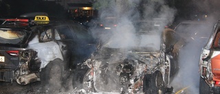 Tre bilar förstörda i nattlig brand