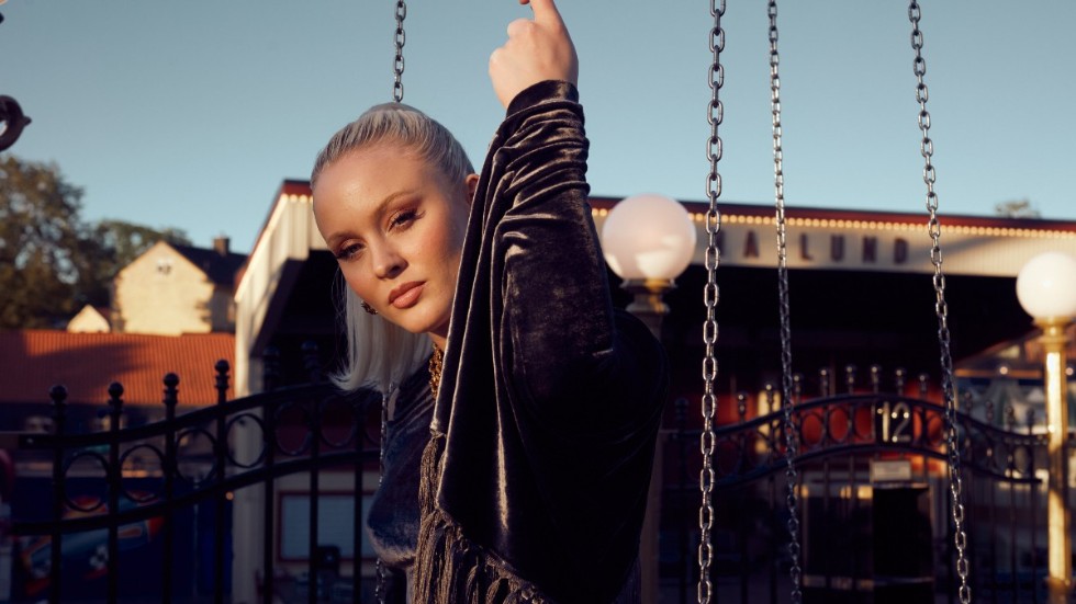 Zara Larsson släpper ett nytt album i höst. Innan dess är hon aktuell i TV4:s "Late night concert", där hon sjunger en duett med Carola. Pressbild.