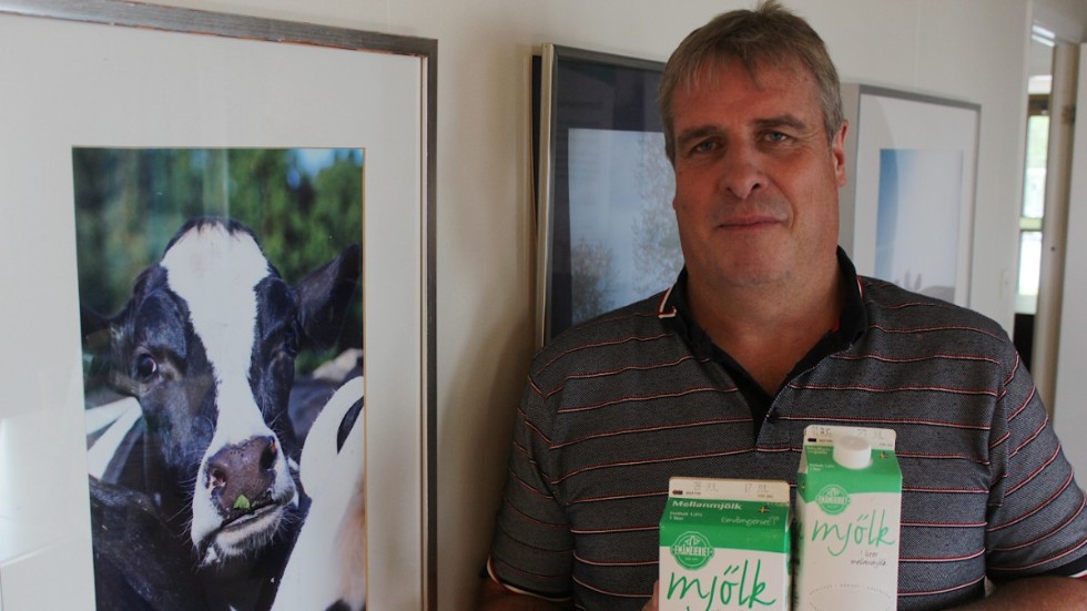 Gamla och nya kartongen. Emåmejeriet har tvingats byta mjölkkartong sedan man blev ensamma på marknaden med den låga. "Leverantören lade ner tillverkningen", säger Patrik Evertsson.