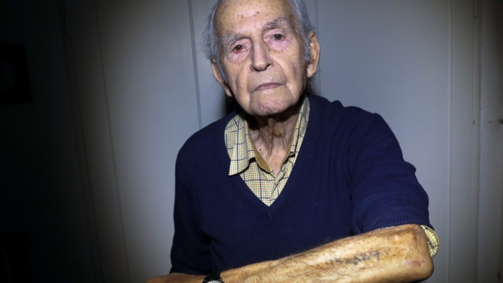 Leon Schwarzbaum, på bilden från januari ifjol, är en av de överlevande från Förintelsen. Han valde efter en lång tystnad efter kriget att börja berätta om sin tid i dödslägret, hur han som 22-åring tvingades till slavarbete medan hans föräldrar gasades ihjäl samma dag som de anlände till lägret. Och hur numret som tatuerades in i hans arm var tänkt att ta ifrån honom hans namn. 
