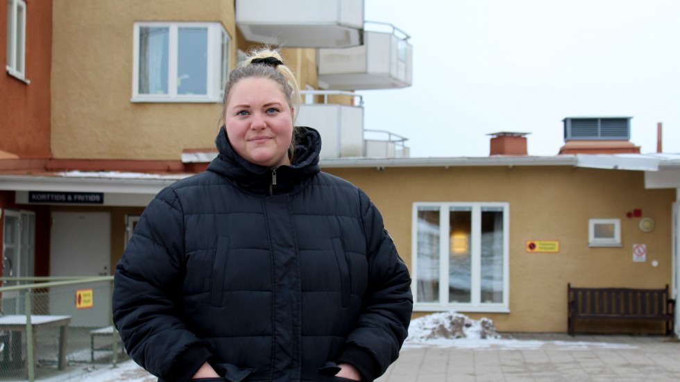 My Eriksson står framför Granen, där hemtjänstgruppens personalrum finns. Här inledde hon också sin bana inom hemtjänsten med ett sommarjobb för flera år sedan. 