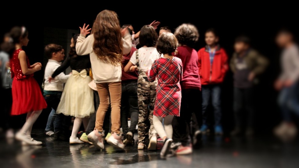 Det var full fart på Kulturskolans teaterscen när barn från Mötesplats Bullerbyn fick prova på att göra dramaövningar. 