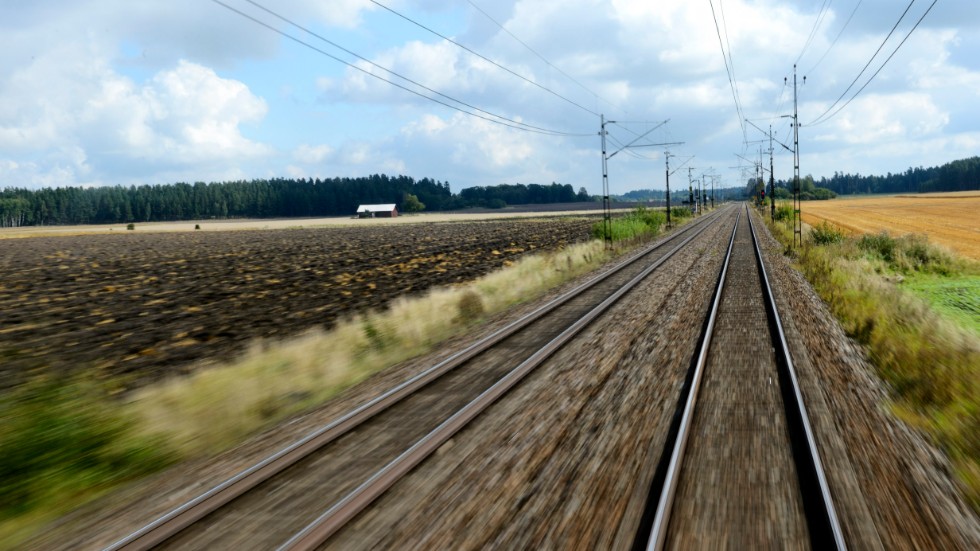 Debattören anser att satsningar på järnväg som klarar höghastighetståg är oproproportionerligt dyrt.