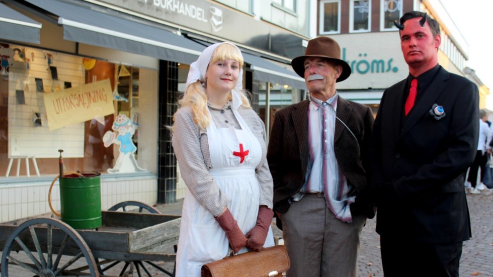 (Från vänster) Amanda Perälä, Peder Legell och Lasse Handberg från Komedianterna ser till att påminna folk att hålla avstånd. 